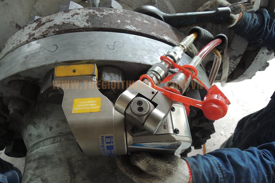 cờ lê thủy lực dang chụp