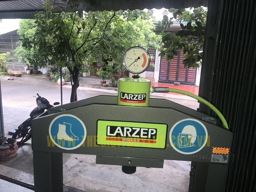 B&Agrave;N GIAO M&Aacute;Y &Eacute;P THỦY LỰC 30 TẤN - LARZEP CHO KH&Aacute;CH H&Agrave;NG QUẢNG NAM